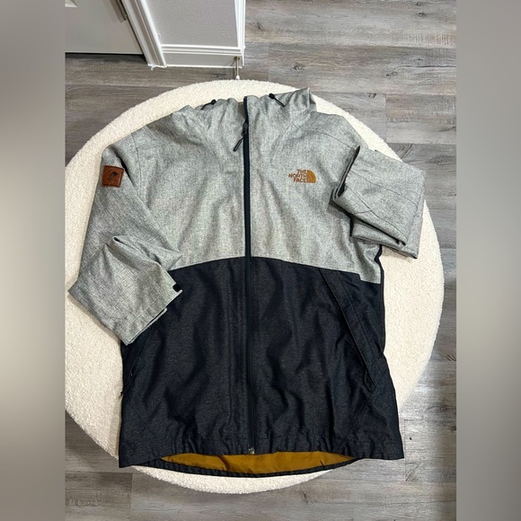 The North Face Windbreaker- Water Repelent - Picture 1 of 3